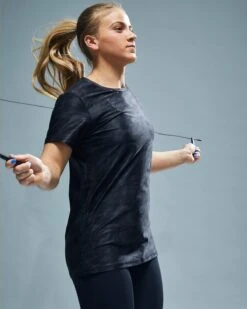 TYR Airtec™ Women's Short Sleeve Tee - Blackout Camo -TYR Sales Store FPTBC3A 001 alt09