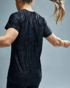 TYR Airtec™ Women's Short Sleeve Tee - Blackout Camo -TYR Sales Store FPTBC3A 001 alt10