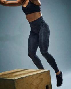 TYR Base Kinetic™ Women's High-Rise Full Length Leggings- Blackout Camo -TYR Sales Store FTFMRB3A 001 alt09