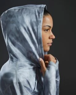 TYR SunDefense™ Women's Vented Hooded Shirt - Turbulent 20 TYR SunDefense™ Women's Vented Hooded Shirt - Turbulent -TYR Sales Store PLHTUR7A 988 alt09