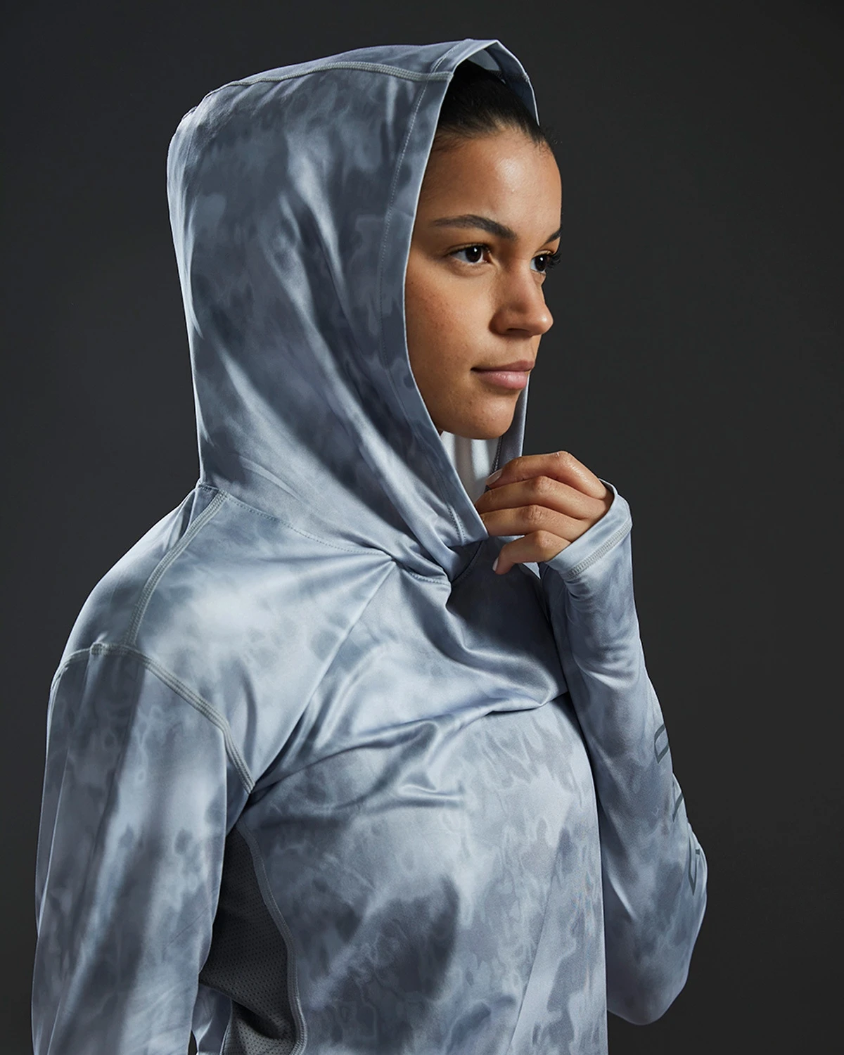 TYR SunDefense™ Women's Vented Hooded Shirt - Turbulent 12 TYR SunDefense™ Women's Vented Hooded Shirt - Turbulent - Image 10