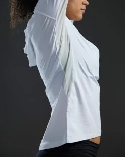 TYR SunDefense™ Women's Vented Hooded Shirt - Solid -TYR Sales Store TSFPLH7A 100 alt08