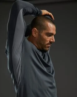 TYR SunDefense™ Men's Vented Long Sleeve Crew Shirt - Solid -TYR Sales Store TSMPLS7A 927 alt08